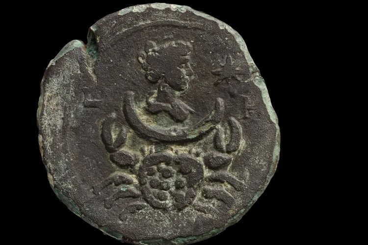 Koin kuno dengan ukiran dewi bulan era Romawi.