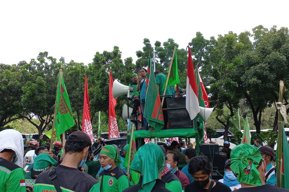 Federasi Serikat Pekerja Kimia, Energi, Pertambangan, Minyak, Gas Bumi dan Umum (FSP KEP) DKI Jakarta berunjuk rasa di depan Balai Kota, Jalan Medan Merdeka Selatan, Rabu (8/12/2021).