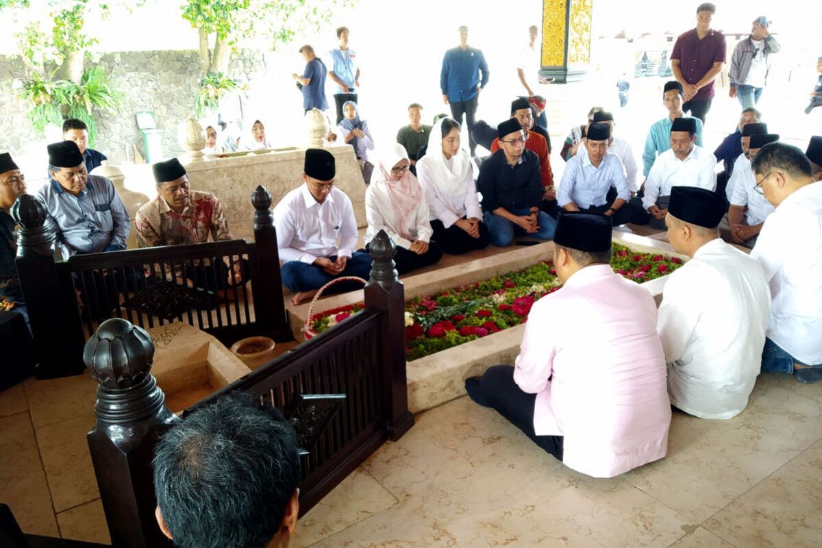 Putra bungsu Presiden Jokowi, Kaesang Pangarep, berdoa di pusara Makam Bung Karno di Kelurahan Bendogerit, Kota Blitar, Kamis (3/10/2024)