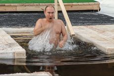 Buktikan Dirinya Sehat, Putin Ceburkan Diri ke Air Bersuhu Minus 17 Derajat Celsius