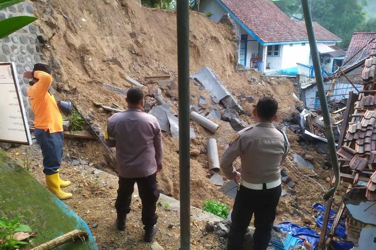 Bencana tanah longsor menerjang Sekolah Menengah Pertama (SMP) Negeri 1 Jenawi, Kabupaten Karanganyar, Jawa Tengah.
