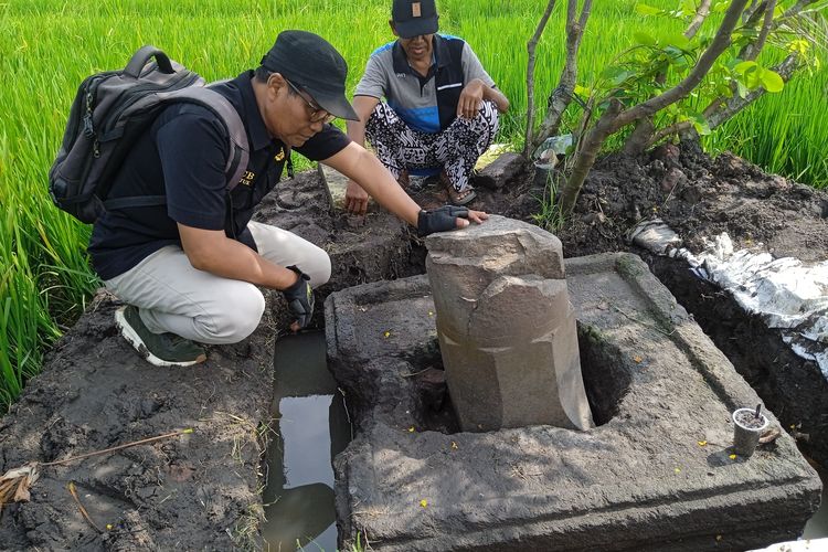 Sekretaris TACB Kabupaten Nganjuk, Sukadi, saat memeriksa Lingga dan Yoni di area persawahan Dusun Tanjungkalang, Desa Tanjungkalang, Kecamatan Ngronggot, Kabupaten Nganjuk, Jawa Timur, yang rusak diduga gara-gara aktivitas ekskavasi ilegal, Rabu (28/5/2025)