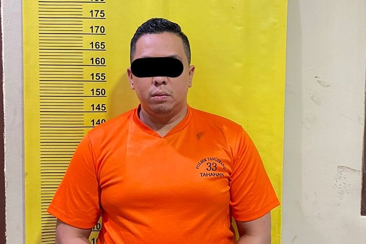 Seorang pria berinisial RMF (34) alias F telah membawa raib uang Rp 126 juta milik perempuan berinisial LL (35) di Kota Tangerang. Tersangka mengaku sebagai polisi, meski telah lama dipecat dari kepolisian RI karena desersi.