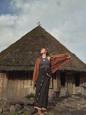 Wulan Guritno tampil elegan di NTT dengan kain Songke khas Manggarai, memadukan busana tradisional dan sentuhan mode modern.