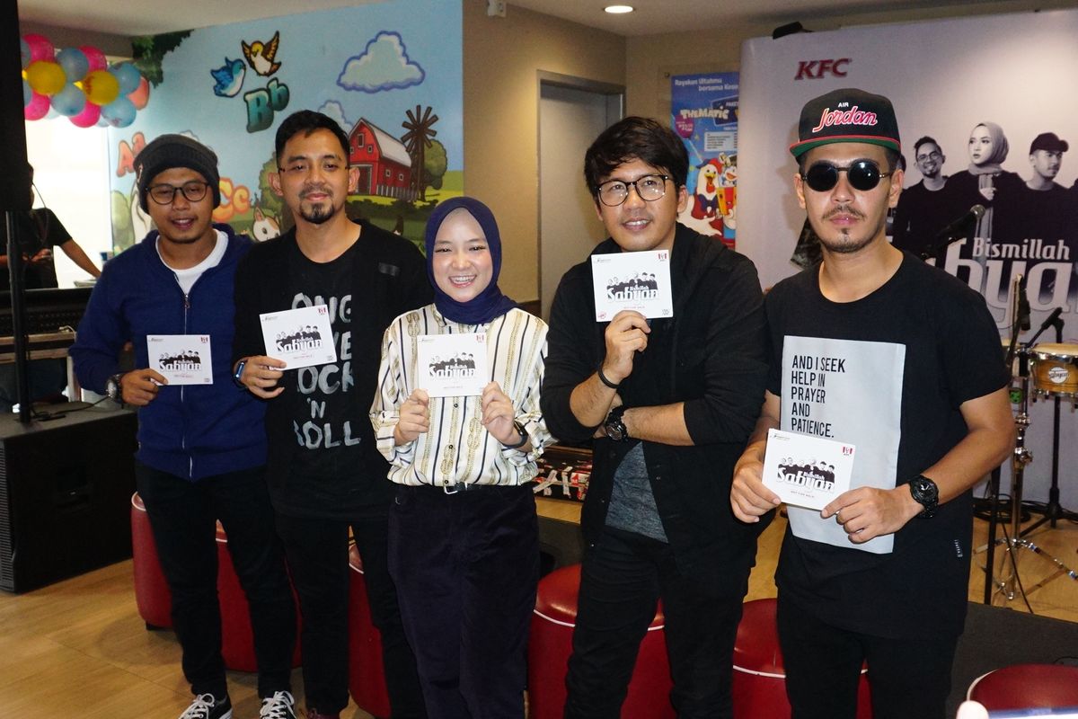 Grup band religi Sabyan Gambus dalam jumpa pers album Bismillah di KFC Tugu Tani, Jakarta Pusat, Jumat (3/5/2019).