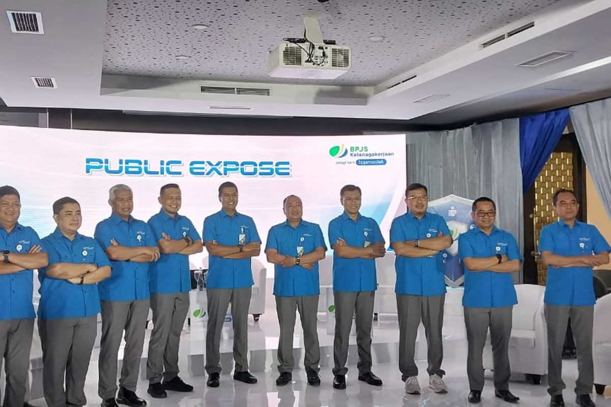 Jajaran penjabat BPJS Ketenagakerjaan berfoto bersama sebelum melakukan paparan publik expose di Jakarta, Jumat (12/5/2023).