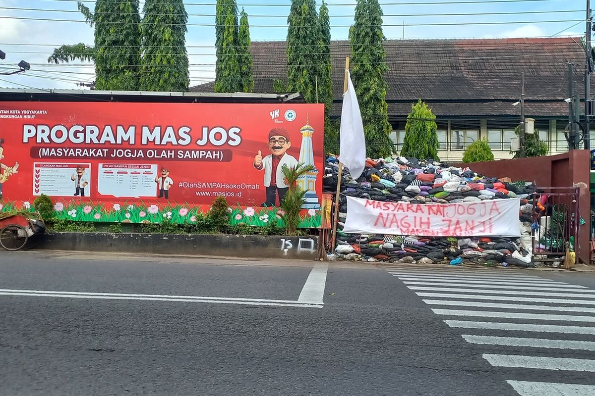 Depo sampah di Brigjen Katamso ditulisi menagih janji, Selasa (17/9/2025)
