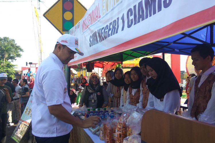 Kapolres Ciamis, AKBP Bismo Teguh Prakoso meninjau stand salah satu sekolah di Kabupaten Ciamis, 