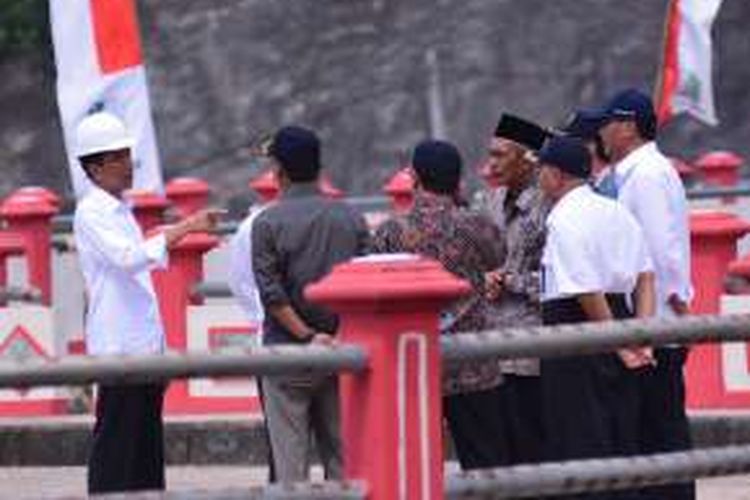 Presiden Jokowi saat meninjau pembangunan Waduk Nipah di Kabupaten Sampang bersama dengan Bupati Sampang,  Menteri Pekerjaan Umum, Menteri Sekretaris Kabinet dan Wakil Gubernur Jawa Timur, Sabtu (19/3/2016).