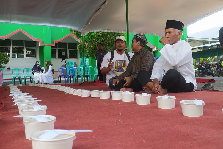 Warga mulai berdatangan menikmati Bubur Suro di Kecamatan Gajahmungkur, Kota Semarang, Jawa Tengah 
