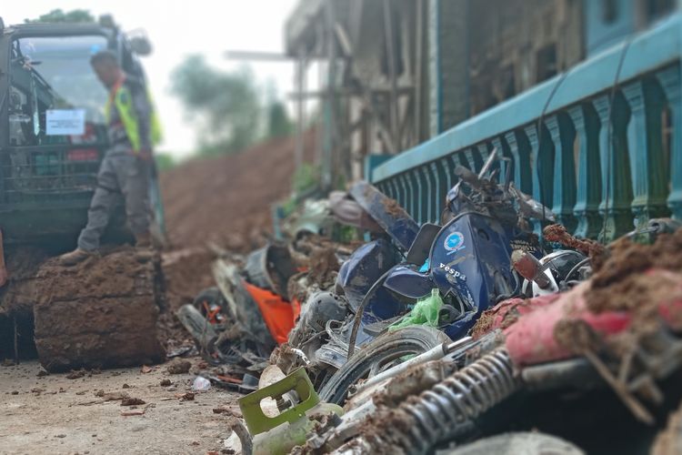 Sejumlah sepeda motor yang terkubur dari balik reruntuhan longsor di Cugenang, Cianjur