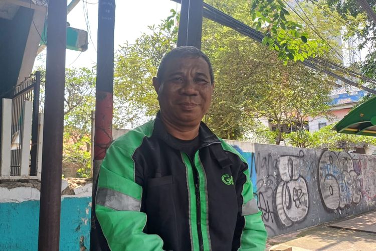 Dilah (58) pengendara ojol saat ditemui di biangan Jakarta Selatan