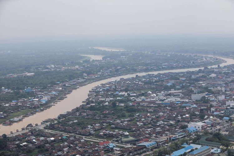 Suasana Kota Palangka Raya yang diselimuti asap di Kalimantan Tengah, Senin (30/9/2019).