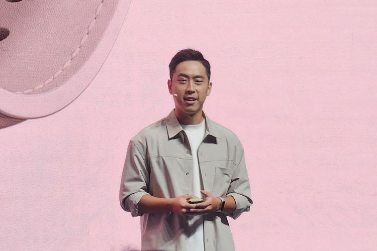 Terrence Xiao, Product Marketing Manager Xiaomi International saat mempresentasikan spesifikasi TWS Xiaomi Buds 5 di acara Xiaomi Event di Berlin, Jerman, Kamis (26/9/2024).