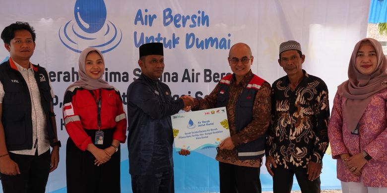 PT Hutama Karya (Persero) menyerahkan satu unit fasilitas air bersih kepada masyarakat Desa Batu Teritip, Kecamatan Sungai Sembilan, Dumai, Provinsi Riau, Kamis (8/8/2024). Penyerahan ini diterima langsung oleh Lurah Desa Batu Teritip, Firmanto.