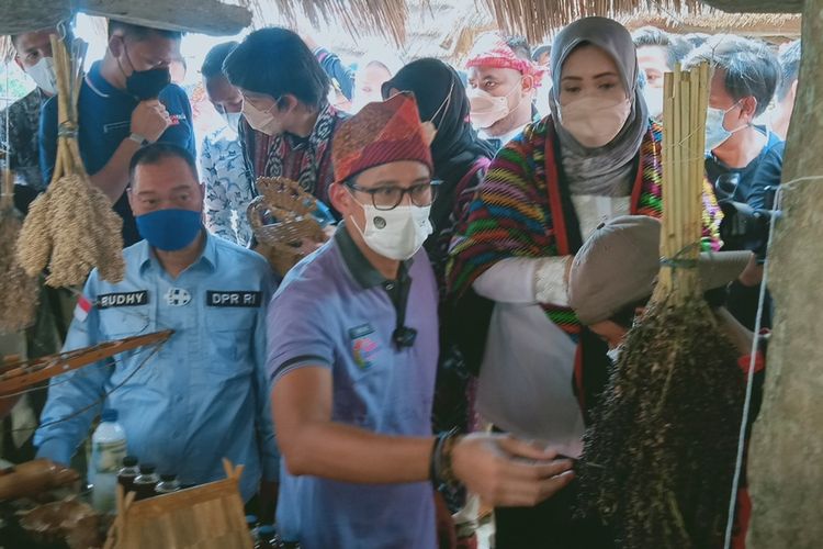 Menteri Pariwisata dan Ekonomi Kreatif, Sandiaga Salahudin Uno bersama Atta Halilintar mengunjungi Desa Wisata Maria di Kecamatan Wawo, Kabupaten Bima, NTB, Minggu (13/6/2021). Tepat di depan pintu masuk, mereka pun langsung disambut dengan tarian adat. Ditempat ini, Sandiago juga menyaksikan pertunjukan kesenian yang dimiliki Desa Maria.