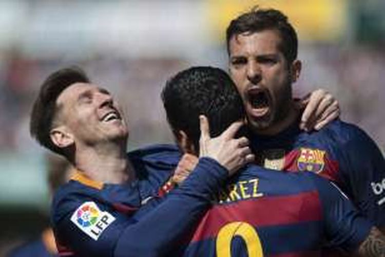 Para pemain FC Barcelona merayakan gol ke gawang Granada, pada lanjutan La Liga di Estadio Nuevo Los Carmenes, Sabtu (14/5/2016). Dengan kemenangan ini, Barcelona dipastikan menjadi juara La Liga 2015-2016