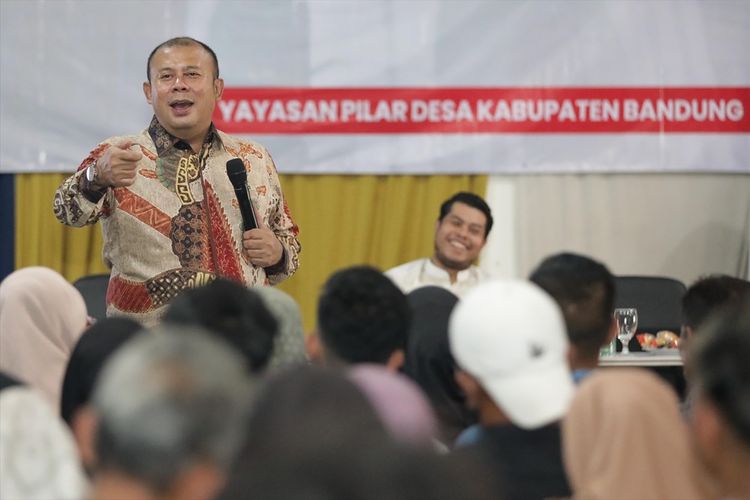 Wakil Ketua Dewan Perwakilan Rakyat (DPR) Republik Indonesia (RI) Bidang Kesejahteraan Rakyat (Korkesra), Cucun Ahmad Syamsurijal saat menghadiri deklarasi Forum Merah Putih ?Bumi Hanguskan Judi Online? di Bandung, Jawa Barat (Jabar), Senin (16/12/2024).