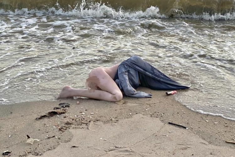 Para wisatawan pada Kamis (18/8/2022) dibuat kaget dengan temuan jasad tanpa busana yang terkapar di Pantai Bang Saen, Provinsi Chon Buri, Thailand timur. Setelah diperiksa, itu ternyata hanya boneka seks. Halaman Facebook ?Chorb Jang Bang Saen? (I love Bang Saen) memposting foto boneka itu secara online dengan keterangan, ?Sudah bosan dan membuangnya seperti ini!  Sampah laut terbaru yang terdampar di pantai ini adalah boneka seks karet. Apa pun bisa terjadi di Bang Saen.