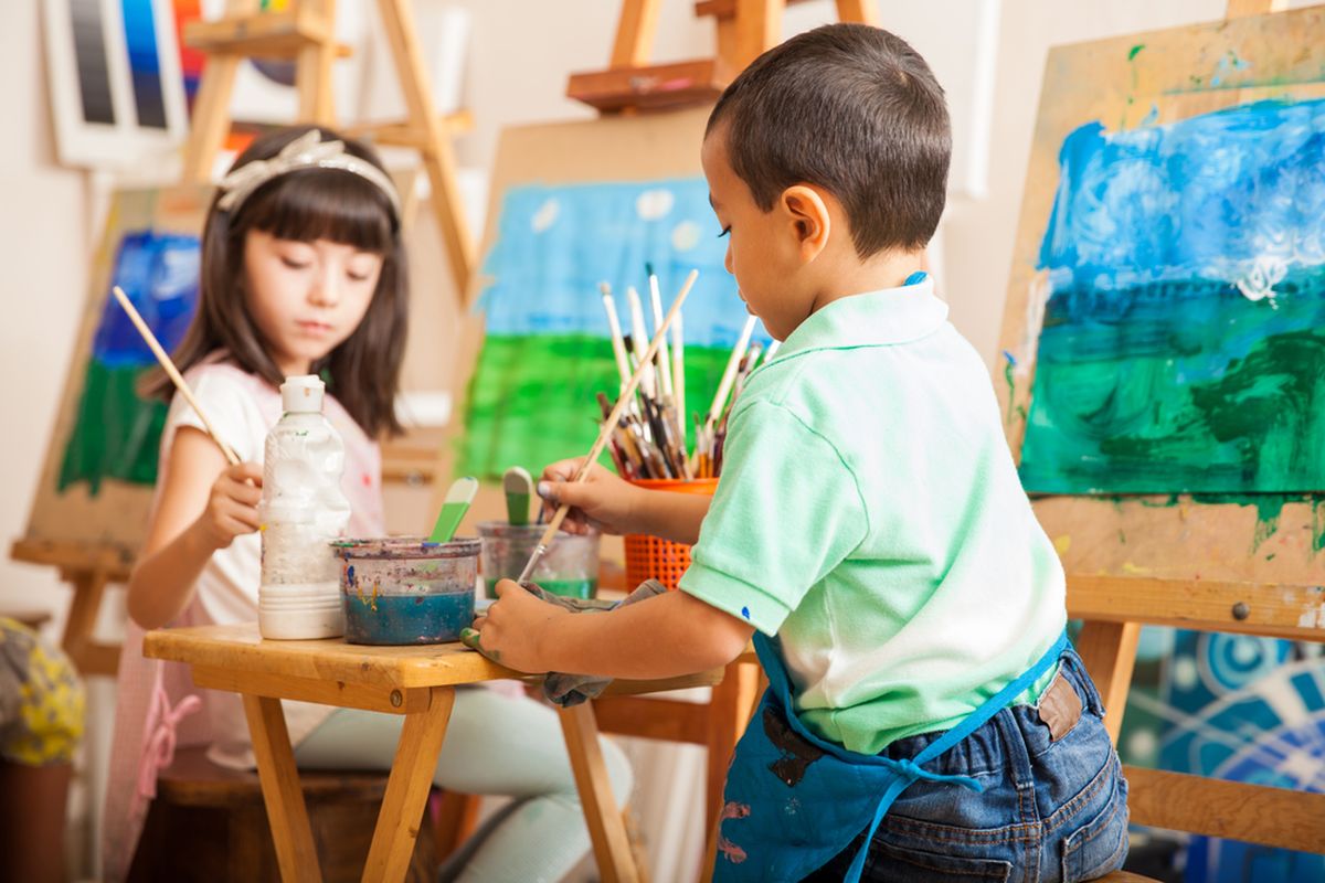 Ilustrasi anak mengeksplorasi hobi melukis dan menggambar.