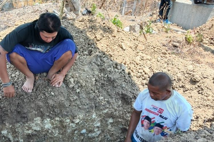 Sutarto dan anaknya sedang membongkar makam keturunan warga Thionghoa di Bong Mojo, Kecamatan Jebres, Solo, Jawa Tengah, Rabu (30/10/2019).