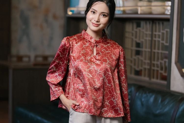 Cheongsam lengan panjang dari toko Beatrice Clothing.