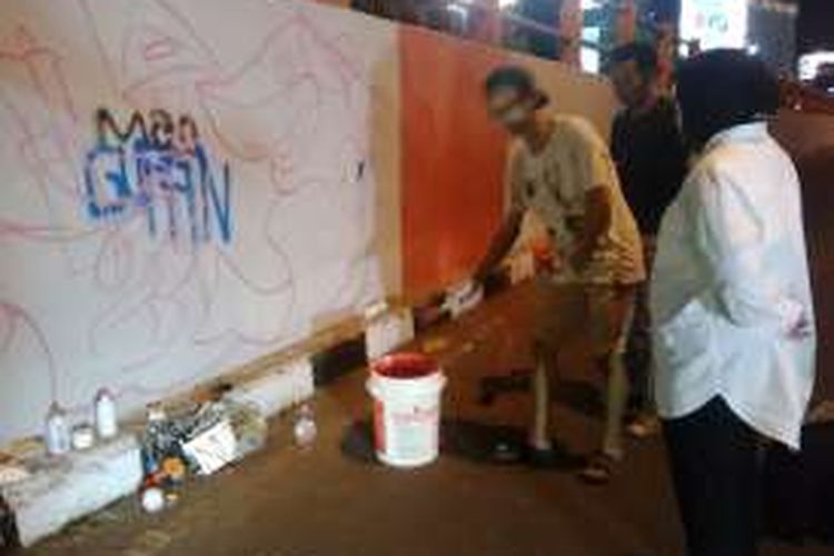 Risma memantau aktifitas pelukis mural di dinding jembatan layang Gubeng, Senin (27/6/2016) malam.