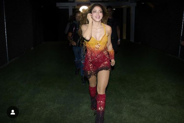 Shakira melangkah ke atas panggung dengan penampilan bak matahari terbenam dengan gaun yang dirajut longgar