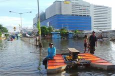 Dua Hari Banjir, Ojek Perahu di Mangga Dua Raup Rp 1 Juta 