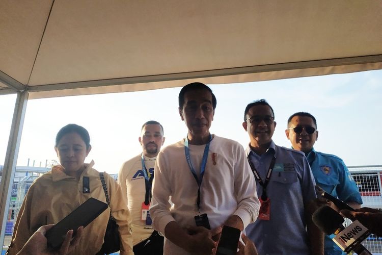 Presiden Joko Widodo saat memberikan keterangan pers di Sirkuit Formula E, Ancol, Jakarta Utara, Sabtu (4/6/2022).