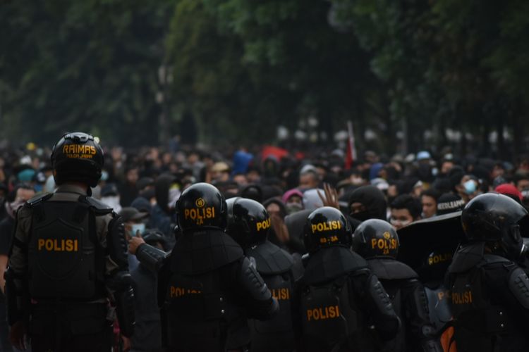 Aksi unjuk rasa di Bandung kembali ricuh, Senin (30/9/2019). Aparat kepolisian tengah membentuk barikade pertahanan guna menghalau sekaligus memukul mundur aksi massa di Jalan Diponegoro.