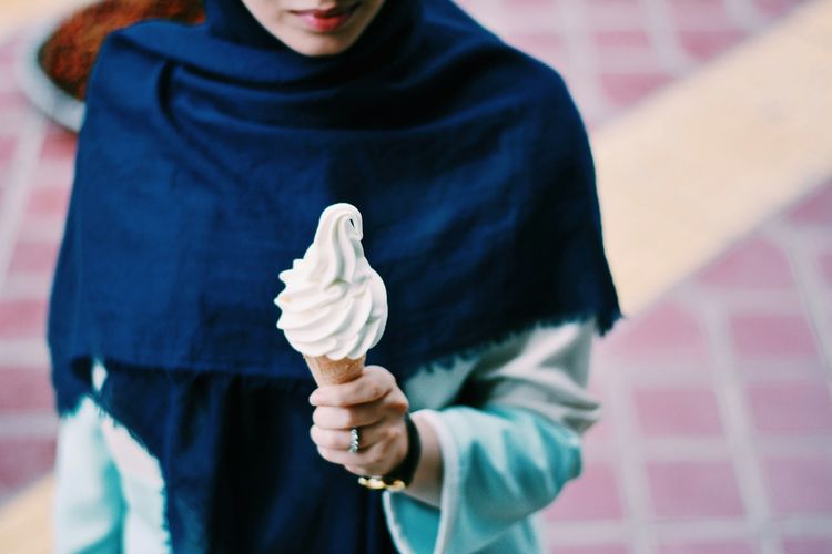 Hati-hati, suhu panas bikin kamu lebih sering minum minuman manis. Penelitian ungkap kaitan cuaca ekstrem dengan pola konsumsi gula.