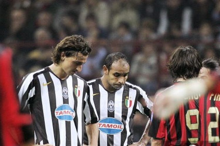 Reaksi dua pemain Juventus Zlatan Ibrahimovic (kiri), dan Emerson (kanan) dalam laga kontra AC Milan di Stadion San Siro, 29 Oktober 2005. Dalam pertandingan tersebut, AC Milan menang dengan skor 3-1. 