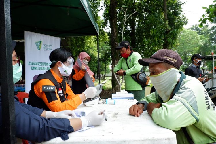 Relawan Dompet Dhuafa menyampaikan amanah donatur berupa bantuan sembako kepada masyarakat terdampak Covid-19.