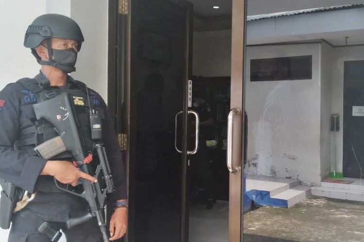 Aparat kepolisian mengawal penyidik Kejaksaan Tinggi Sulawesi Selatan (Kejati Sulsel) menggeledah kantor PDAM Makassar terkait kasus dugaan korupsi, Kamis (9/12/2021).