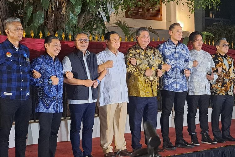 Bakal calon presiden Koalisi Indonesia Maju (KIM) Prabowo Subianto berfoto bersama para ketua umum partai politik anggota KIM seusai pertemuan di kediaman Prabowo, Jalan Kertanegara, Jakarta, Jumat (13/10/2023).