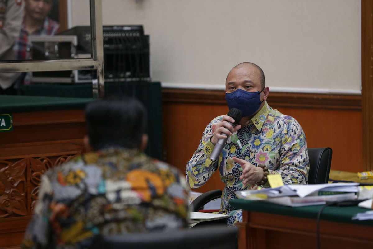 Terdakwa kasus peredaran narkotika jenis sabu Irjen Teddy Minahasa menyampaikan pertanyaan pada saksi ahli BNN Komjen Pol (Purn) Ahwil Loetan di Pengadilan Negeri Jakarta Barat, Senin (6/3/2023). Jaksa penuntut umum (JPU) menghadirkan dua ahli dalam sidang kali ini.