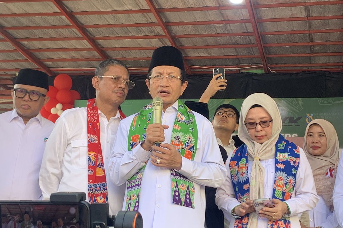 Menteri Agama (Menag) RI, Nasaruddin Umar saat meninjau pemberian program Makan Bergizi Gratis (MBG) Madrasah Tsanawiyah Negeri 6 Jakarta, Kramat Jati, Jakarta Timur, Selasa (26/8/2025).