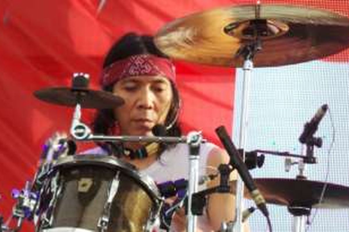 Bimbim beraksi dengan set drum miliknya saat Slank tampil di Singkawang, Kalimantan Barat, Minggu (15/5/2016).