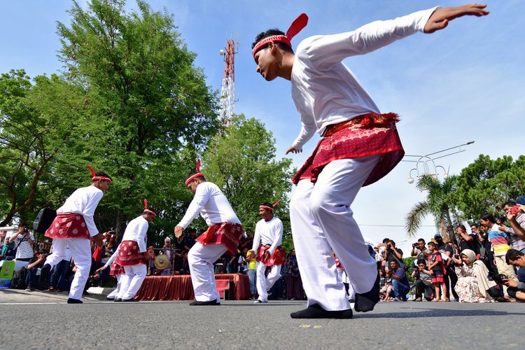 Banda Aceh, Aceh / Indonesia, March 24, 2019. Seudati dance performance attraction at the CFD Car Free Day event.