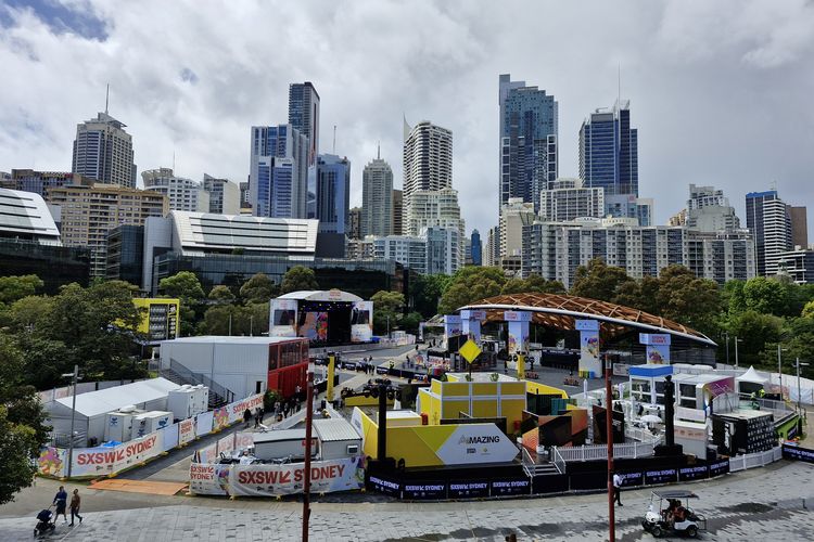 Pemandangan panggung festival musik SXSW Sydney 2023 di Tumbalong Park dari ICC Sydney.