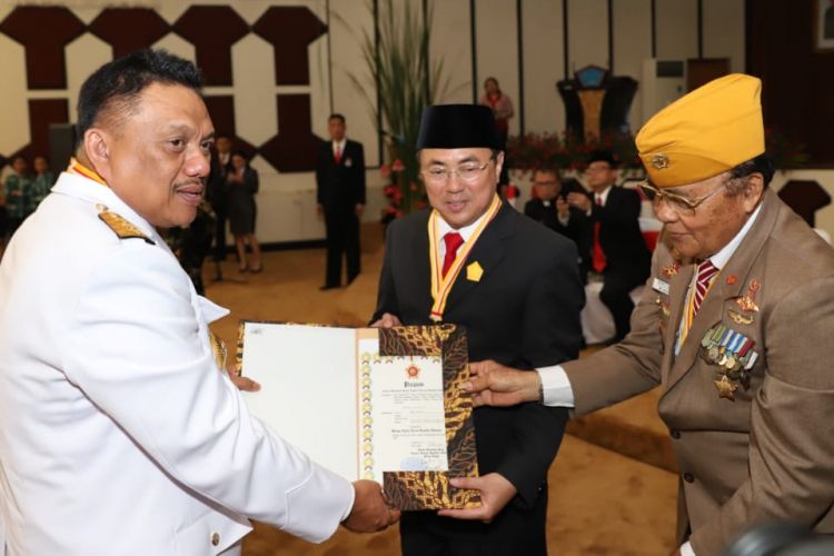 Gubernur Sulawesi Utara Olly Dondokambey memberikan bantuan kepada veteran perang kemerdekaan Indonesia dalam acara ramah tamah pada HUT Kemerdekaan RI ke-73 di Menado, Sulawesi Utara, Jumat (17/8/2018).