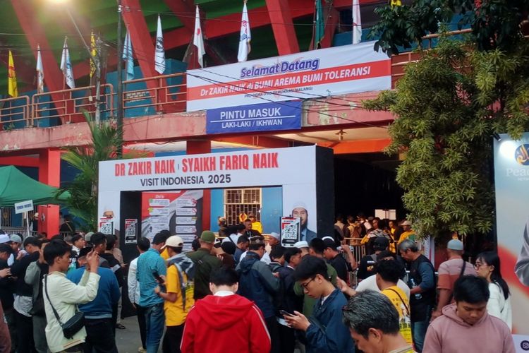 Kondisi pintu gate lokasi ceramah pendakwah muslim asal India, Dr. Zakir Naik di Stadion Gajayana, Kota Malang, Jawa Timur pada Kamis (10/7/2025), sore.