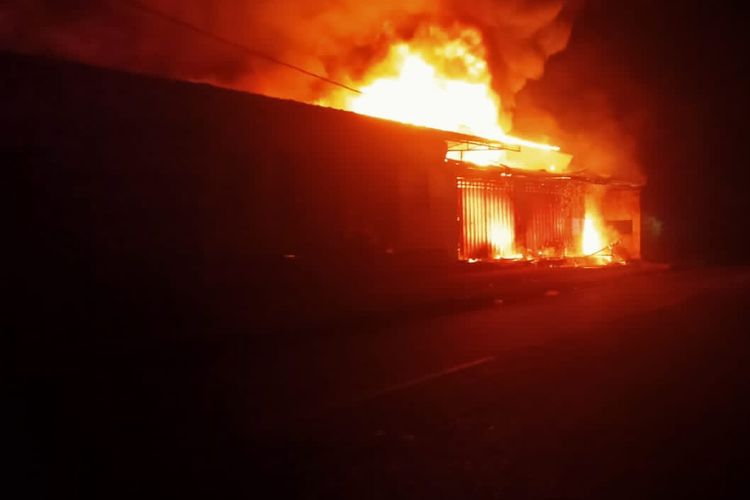 Foto: Kebakaran melanda sebuah toko peralatan rumah tangga dan salon kecantikan yang terletak di Kelurahan Sarotari Timur, Kecamatan Larantuka, Kabupaten Flores Timur, Rabu (30/8/2023).