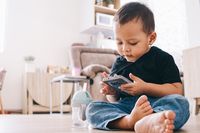 Paparan Gadget Terlalu Lama Bisa Jadi Penyebab Tantrum pada Anak