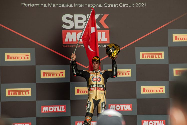 Rider asal Turki, Toprak Razgatlioglu (PATA Yamaha), meraih gelar Juara Dunia WSBK di Sirkuit Mandalika, Minggu (21/11/2021).