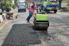 Jelang Mudik, Perbaikan Aspal di Jalur Utama Pantura Cirebon Dikebut