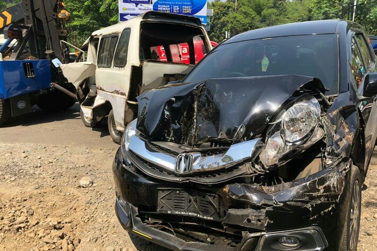 Kecelakaan antara mobil bernomor polisi B 2065 BFW dan angkot terjadi di depan pintu pasuk Villa Pamulang Mass Jalan Raya Puspitek, Pamulang,  Tangerang Selatan, pada Senin (18/11/2019). 