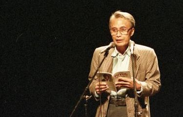 Penyair Sapardi Djoko Damono dengan penuh perasaan membacakan puisi dalam acara Malam Baca Puisi Selebriti yang diadakan oleh panitia Festival November 1998 yang berlangsung di Graha Bhakti Budaya Taman Ismail Marzuki, Jumat (4/12/1998).