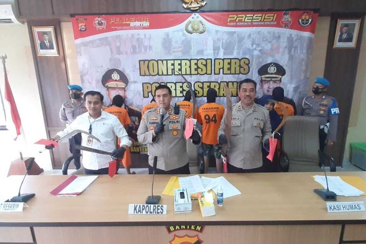 Polisi berhasil mengamankan enam pelaku pengeroyokan yang menyebabkan seorang pelajar Muhamad Firgi Fahlevi (17) tewas dibacok di Pertigaan Cigodeg, Desa Sindangsari, Kecamatan Petir, Serang, Banten pada Minggu (23/10/2022) dini hari.